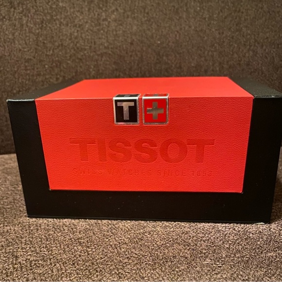 TISSOT LIKE NEW WOMEN’S STAINLESS STEEL 30MM. Only worn once. Comes with box. - Picture 3 of 7